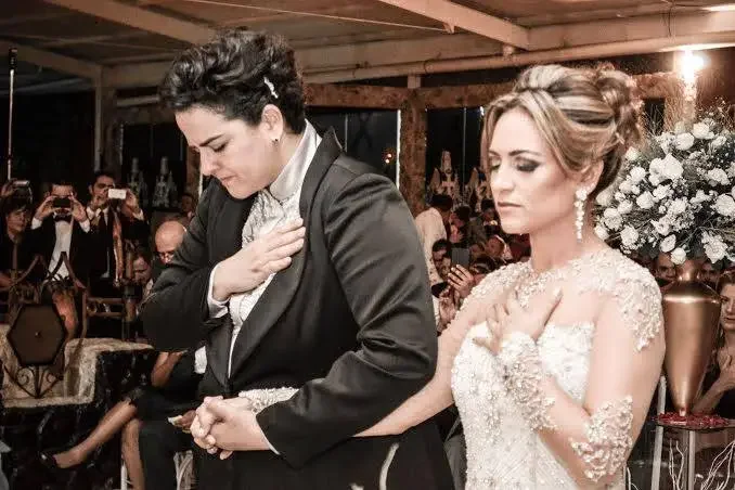 Lanna Holder provoca debate sobre aceitação LGBT no cristianismo