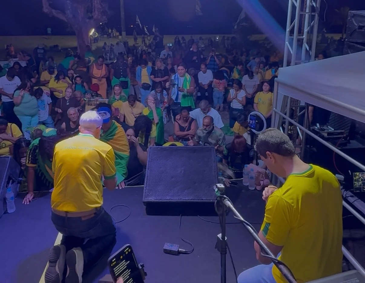 Pastor Cláudio Duarte participa de vigília na casa de Bolsonaro