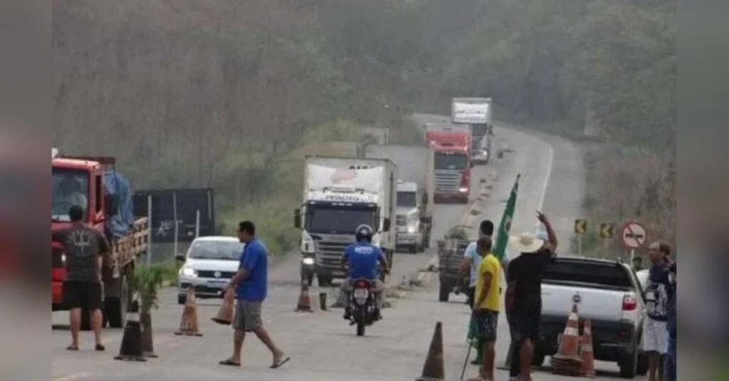 Caminhoneiros rejeitam greve bolsonarista marcada para 4 de dezembro