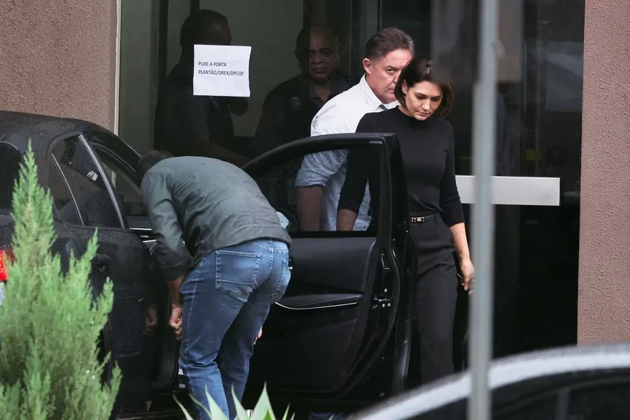 Michelle critica aliados, mas Bolsonaro autorizou aproximação com Ciro Gomes