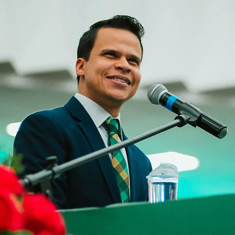 Pastor rebate acusações de desvio de ofertas e defende honra ministerial