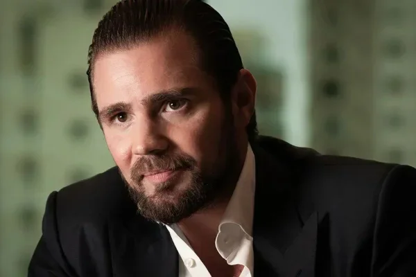 Críticas à parcialidade judicial após soltura de banqueiro em comparação com casos políticos