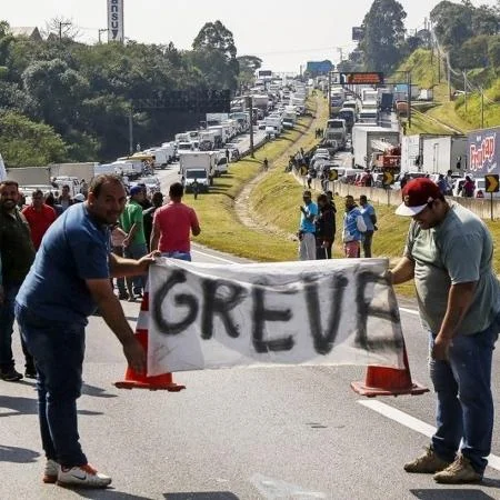 Caminhoneiros anunciam greve nacional para o dia 04/12