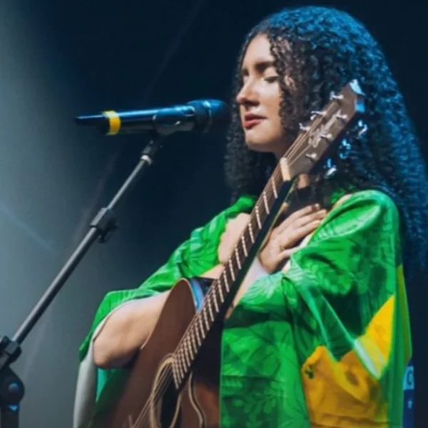 Aymeê critica negócios gospel e participa de evento caríssimo