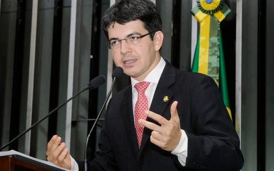 Randolfe Rodrigues confirma conversa entre Lula e Davi Alcolumbre sobre indicação ao STF