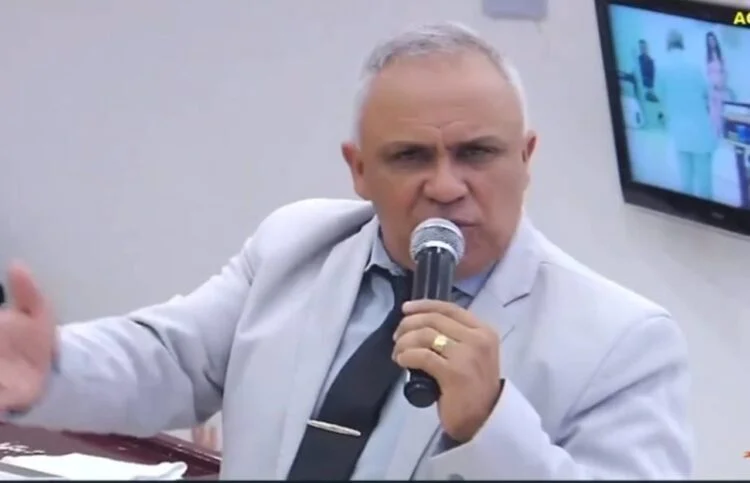 Pastor emite nota após expor membro por 'vida dupla'