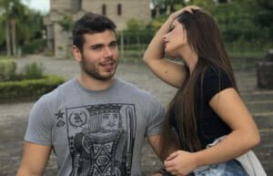 Cantora gospel engata namoro com bombeiro bonitão e vira sensação da internet