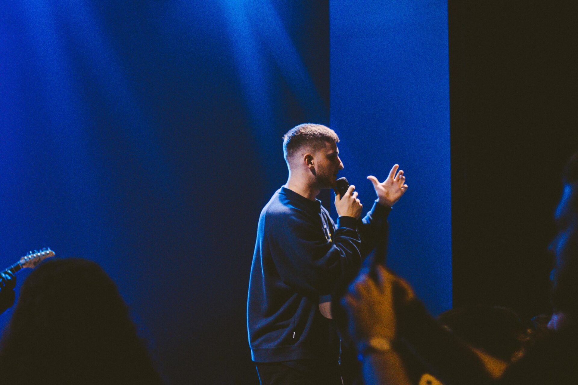 Pastor faz alerta aos pais sobre músicas do mundo que vem influenciado jovens