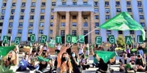 Senado da Argentina legaliza o aborto até o terceiro mês de gestação