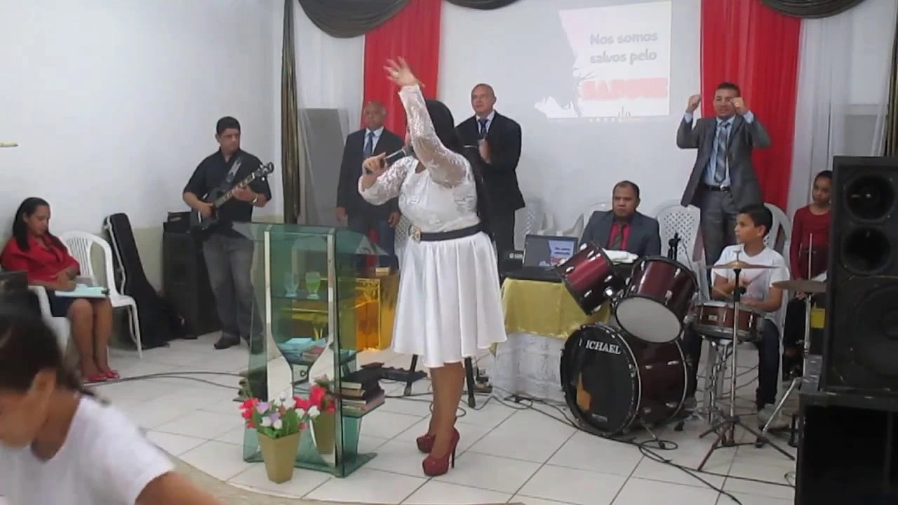 Cantora gospel emociona igreja após fazer algo inacreditável durante culto
