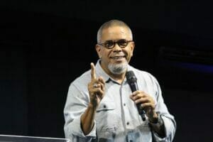 Após ser acusada de engravidar fiel Pastor Neil Barreto anuncia afastamento da igreja