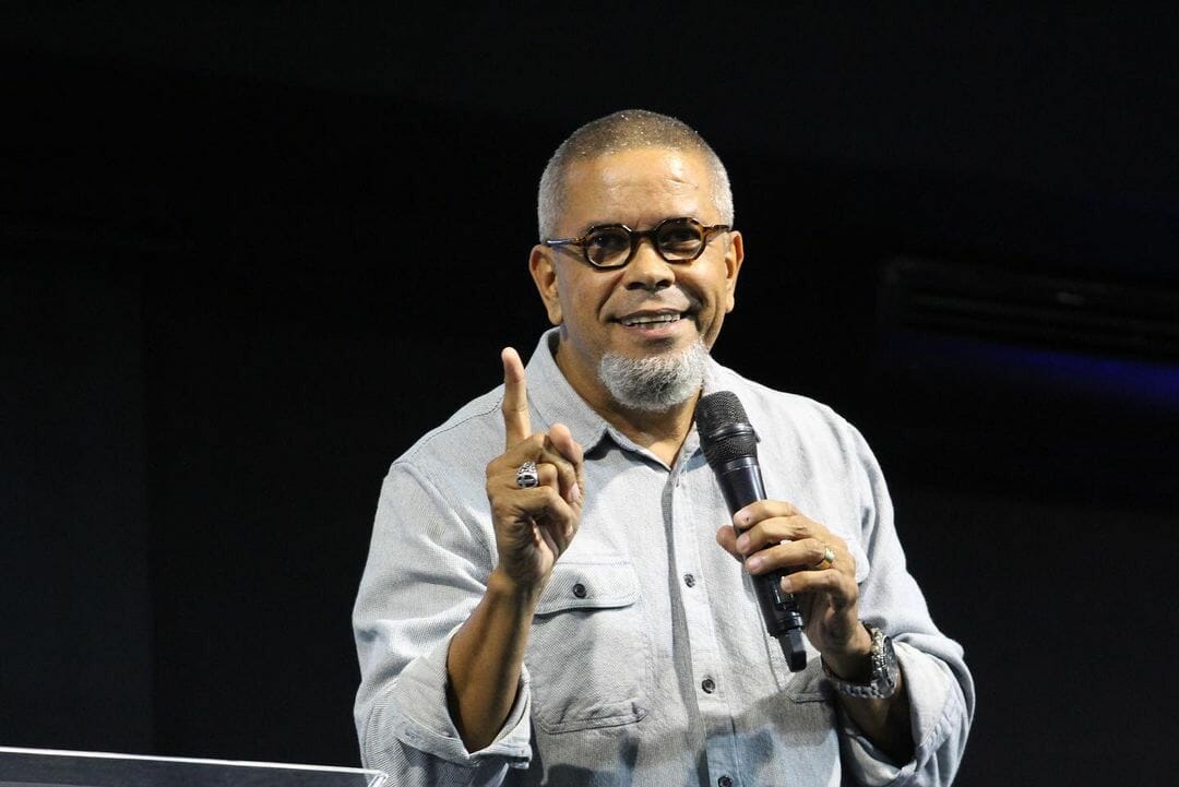 Após ser acusada de engravidar fiel Pastor Neil Barreto anuncia afastamento da igreja