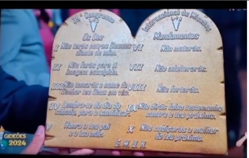 Imagem de duas placas de pedra com inscrições em português listando mandamentos ou princípios religiosos.